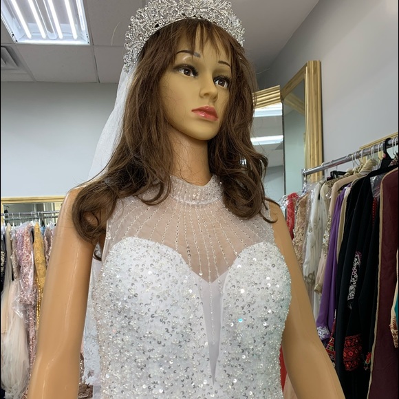 Wedding dress - Picture 1 of 3